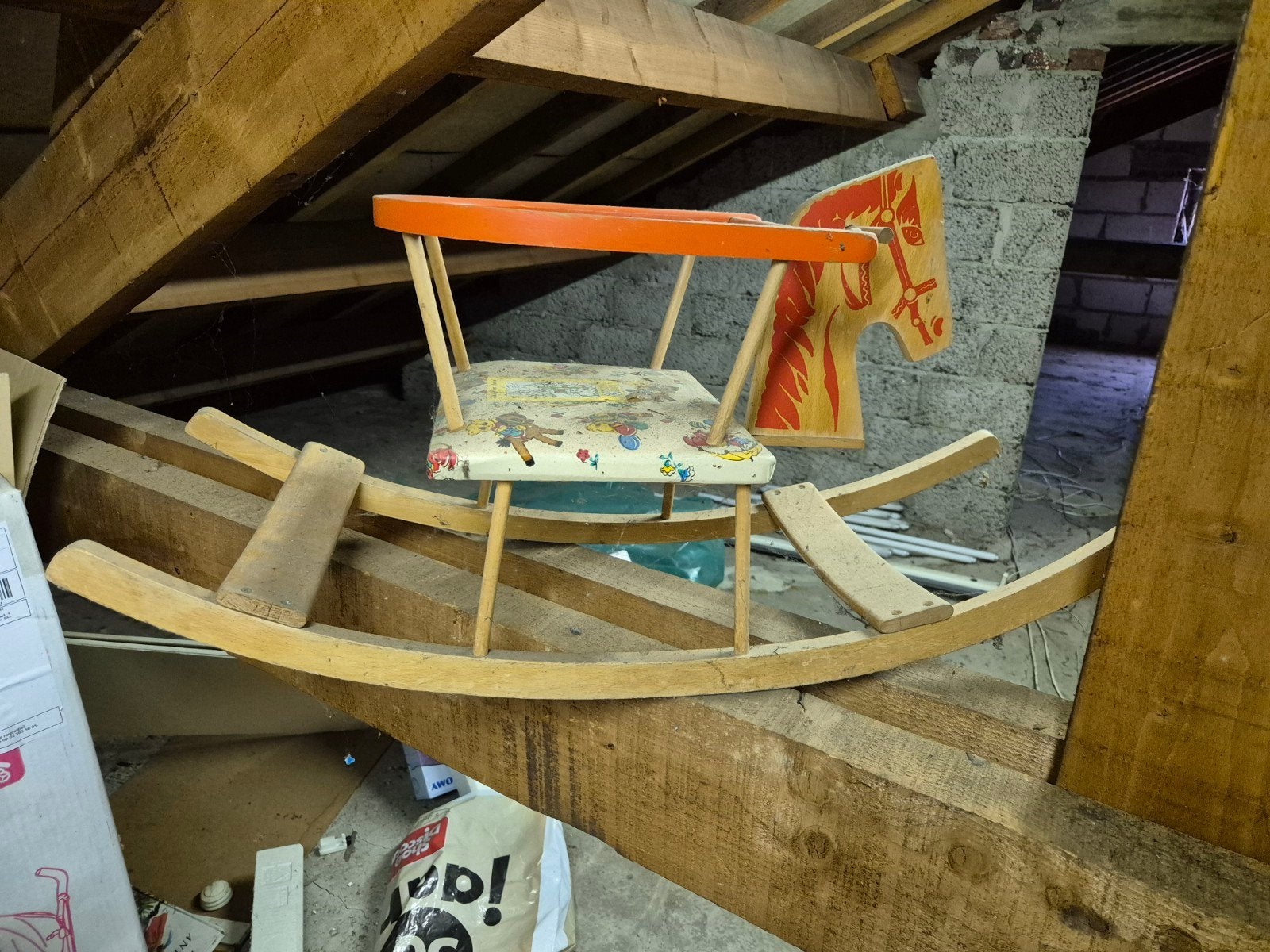 Vintage houten hobbelpaard, Ophalen
