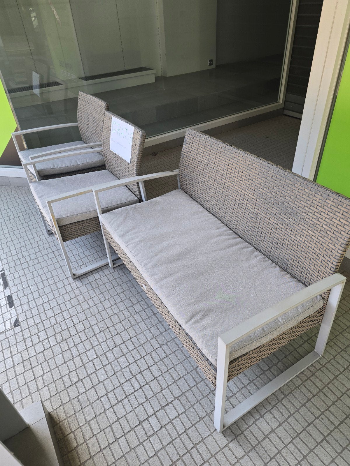 Tuinzetels, Enlèvement
