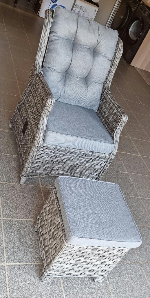Grijze wicker verstelbare tuinstoel met voetenbankje, Tuin en Terras, Ophalen, Zo goed als nieuw, Wicker, Verstelbaar
