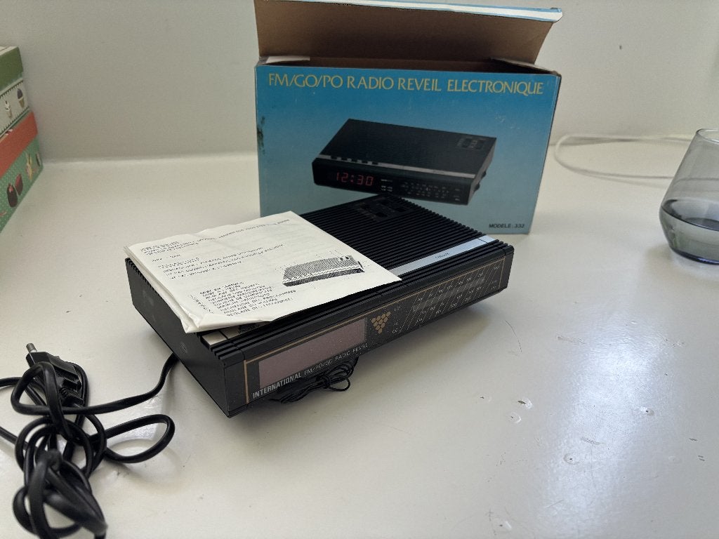 Vintage International 332 radio wekker  + originele doos, Ophalen of Verzenden, Zo goed als nieuw, Digitaal