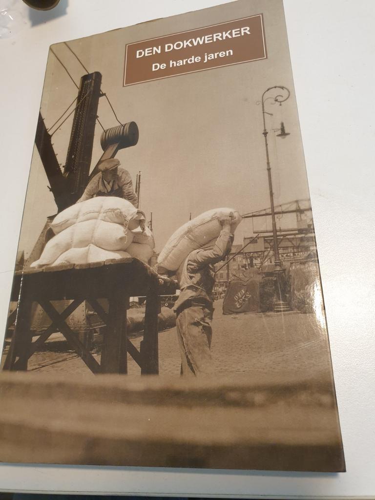 Den dokwerker : De harde jaren. Uitgeverij Pandora 117p., Livres, Histoire & Politique, Comme neuf, 20e siècle ou après, Enlèvement ou Envoi