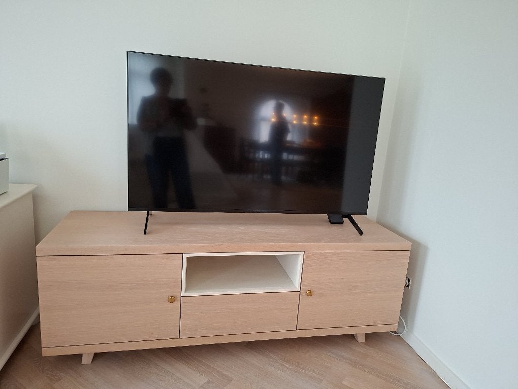 Ruime en stevige TV kast, Huis en Inrichting, Ophalen, Kunststof, Gebruikt, Bij voorkeur in modern interieur