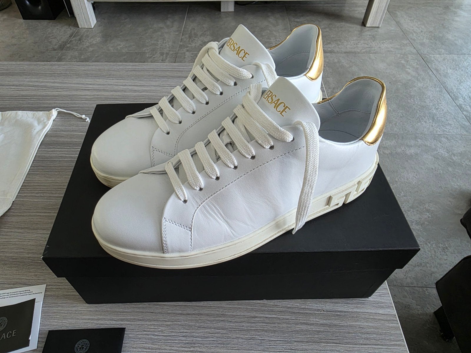 Versace sneakers maat 42 wit/goud - Met documentatie, Enlèvement ou Envoi, Comme neuf, Blanc, Baskets