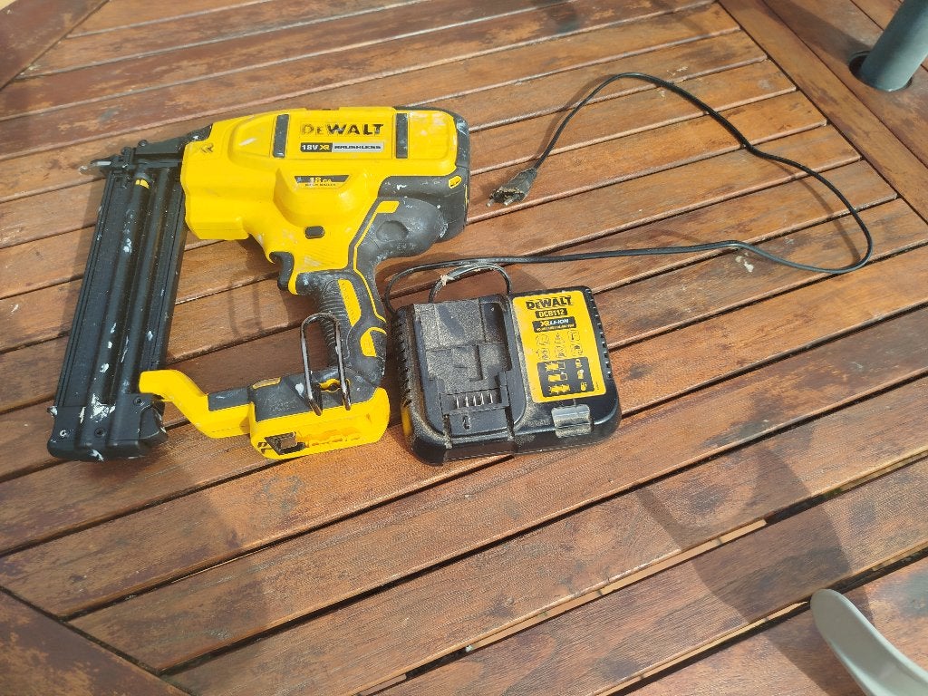 cloueuse De walt DCN 680, Bricolage & Construction, Outillage | Outillage à main, Utilisé, Enlèvement