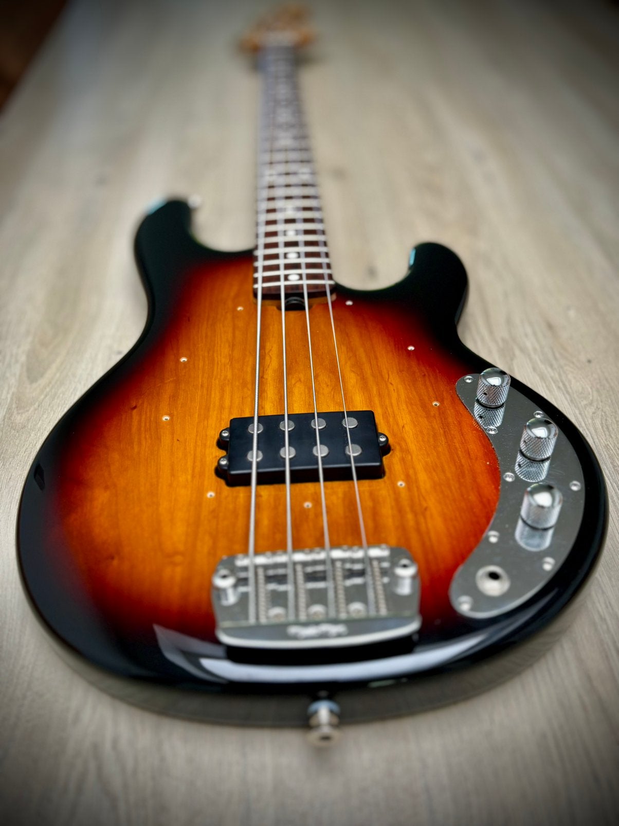 USA Ernie Ball MusicMan Stingray SR4 - 2 band EQ - 2008, Muziek en Instrumenten, Snaarinstrumenten | Gitaren | Bas, Ophalen, Zo goed als nieuw