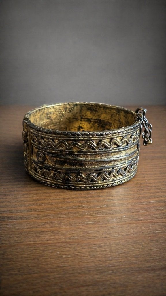 Bracelet manchette - motifs décoratifs gravés, Antiquités & Art, Afrique, Enlèvement ou Envoi, Bijou, Bronze