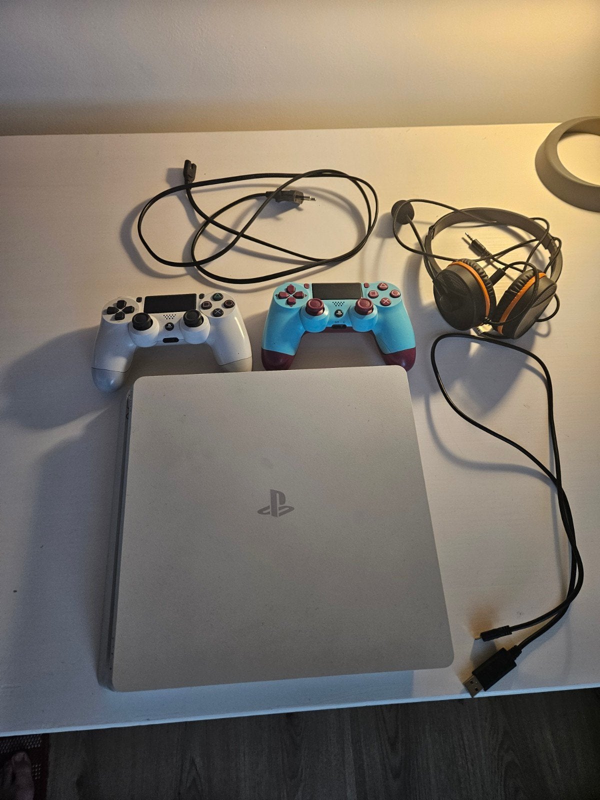Ps4 slim wit in goede staat 2 controllers, Ophalen, Met 2 controllers, Slim, 500 GB