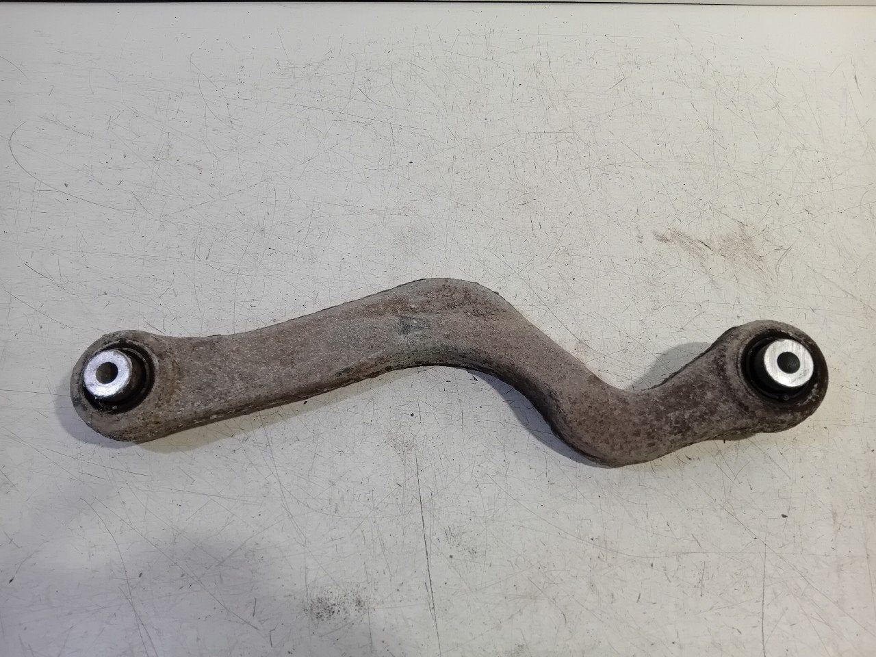 Draagarm links achter Land Rover Discovery, Onderdelen@venauto.nl, Van der Ven Autorecycling B.V., Ettenseweg 76, 4706 PB Roosendaal, The Netherlands
