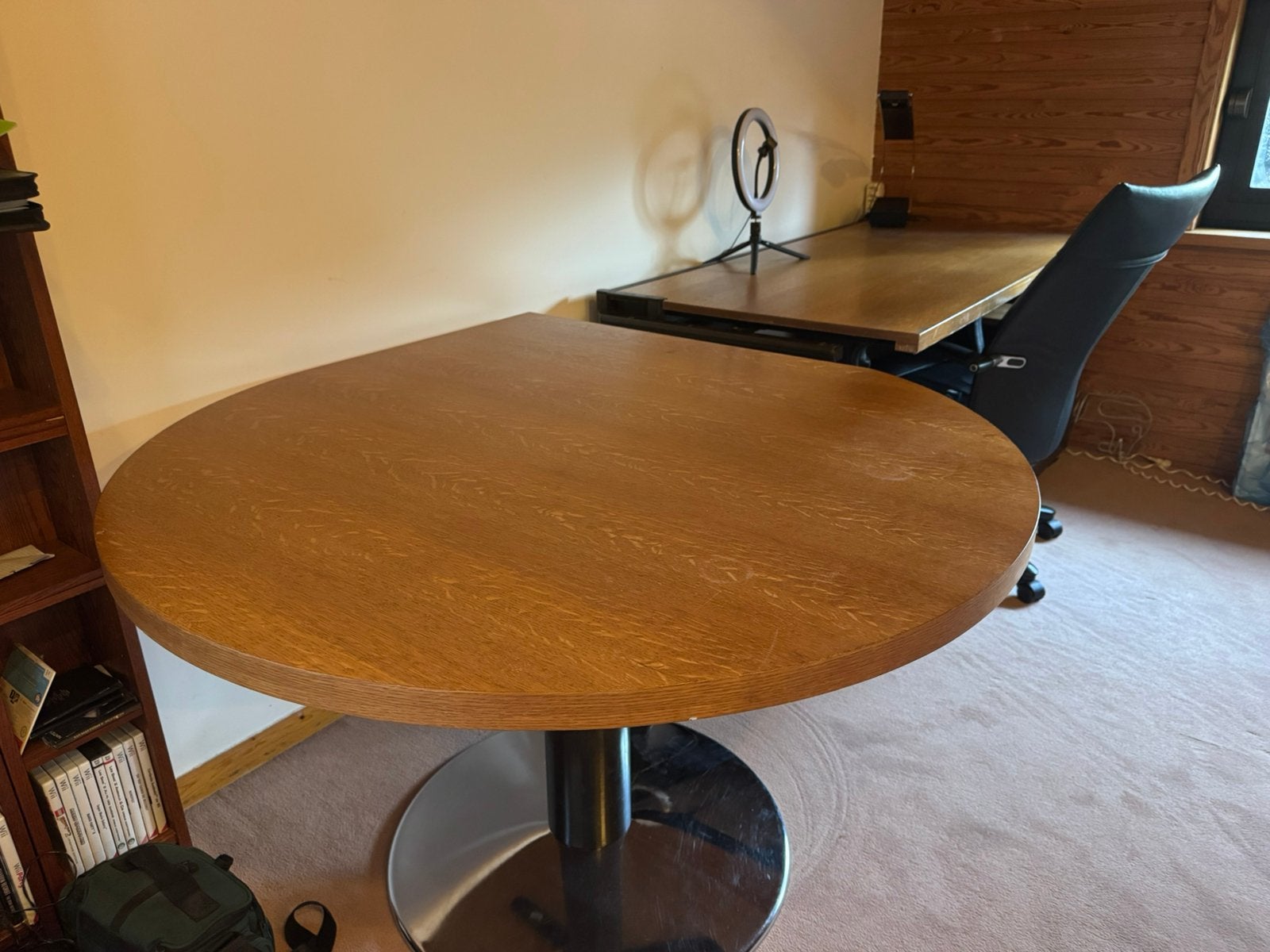Table avec pied central et un arc droit, Enlèvement, Utilisé