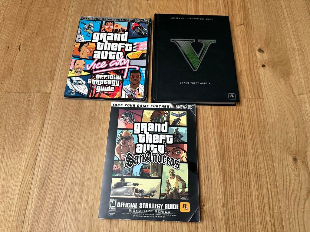 3 grand theft auto guides- GTA - collectors edition, Ophalen, Zo goed als nieuw