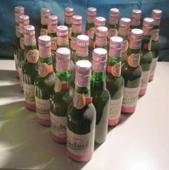 23 oude ongeopende Bierflesjes - Budweiser - Budva, Ophalen of Verzenden, Zo goed als nieuw, Flesje(s)