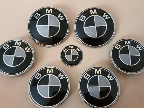 Bmw emblemen set van 7x logo's in zwart wit carbon, Nieuw, Ophalen of Verzenden, BMW, Voor
