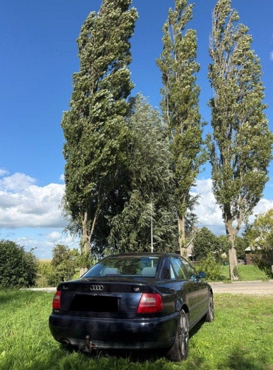 Audi A4 oldtimer in 2 maand *RS velgen*, Voorwielaandrijving, 4 deurs, Stof, 4 cilinders