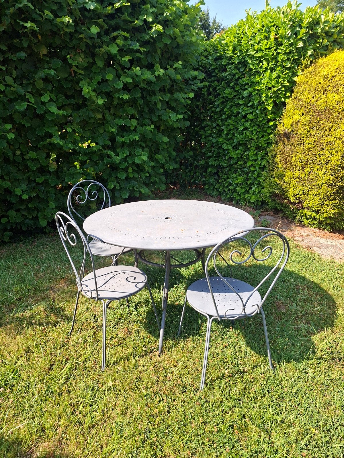 ijzeren tafel met drie stoelen, Ophalen