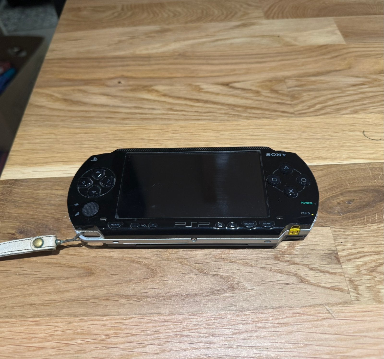 Sony PSP 1004 noire – TBatterie neuve + chargeur origine, Games en Spelcomputers, Ophalen, Zo goed als nieuw, PSP