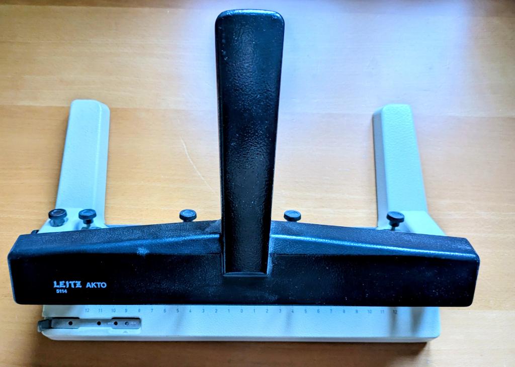 Perforatrice  professionnelle 4 trous Leitz (réf. AKTO 5114), Enlèvement, Utilisé