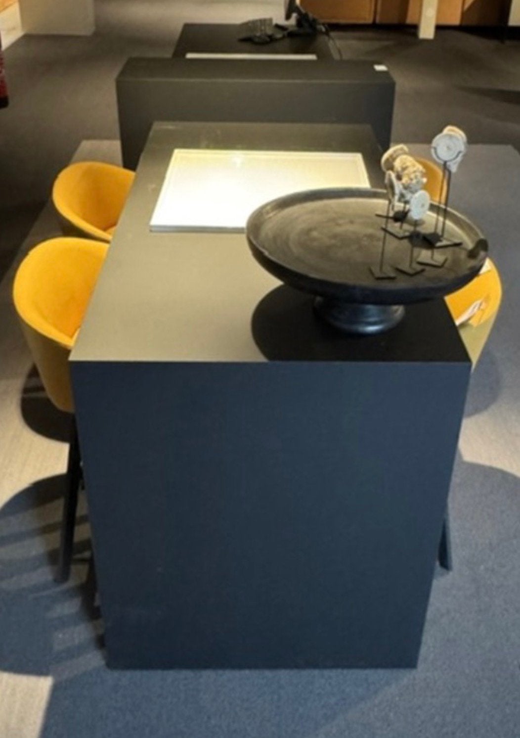 Leolux bartafel-combinatie, Enlèvement