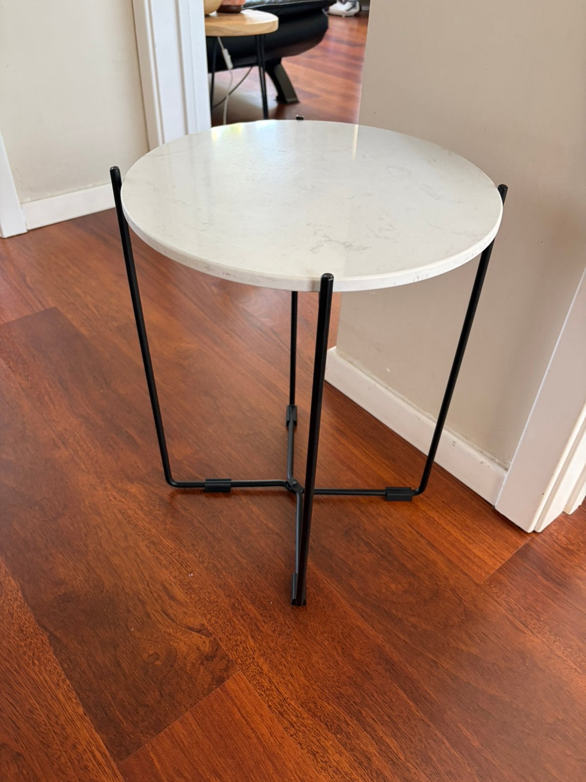 Ronde bijzettafel — Wit marmereffect — Zwarte poten — 35€, Ophalen, Zo goed als nieuw, Rond