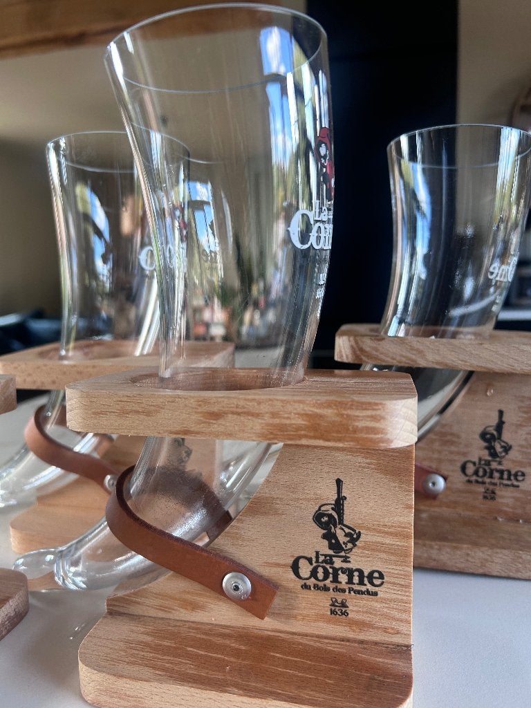 Verres à Corne + support en bois et cuir, Enlèvement, Neuf, Verre à bière