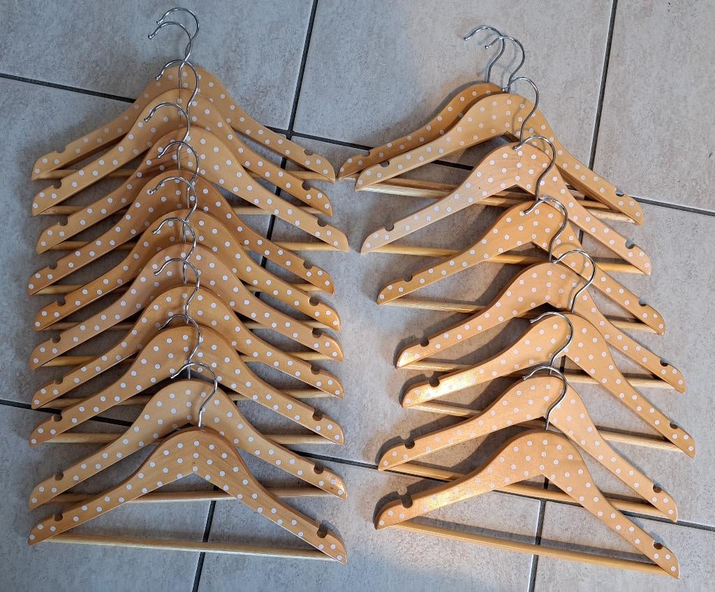 Houten kleerhangers voor kinderen met witte stippen 20 stuks, Enlèvement, Comme neuf, Autres types
