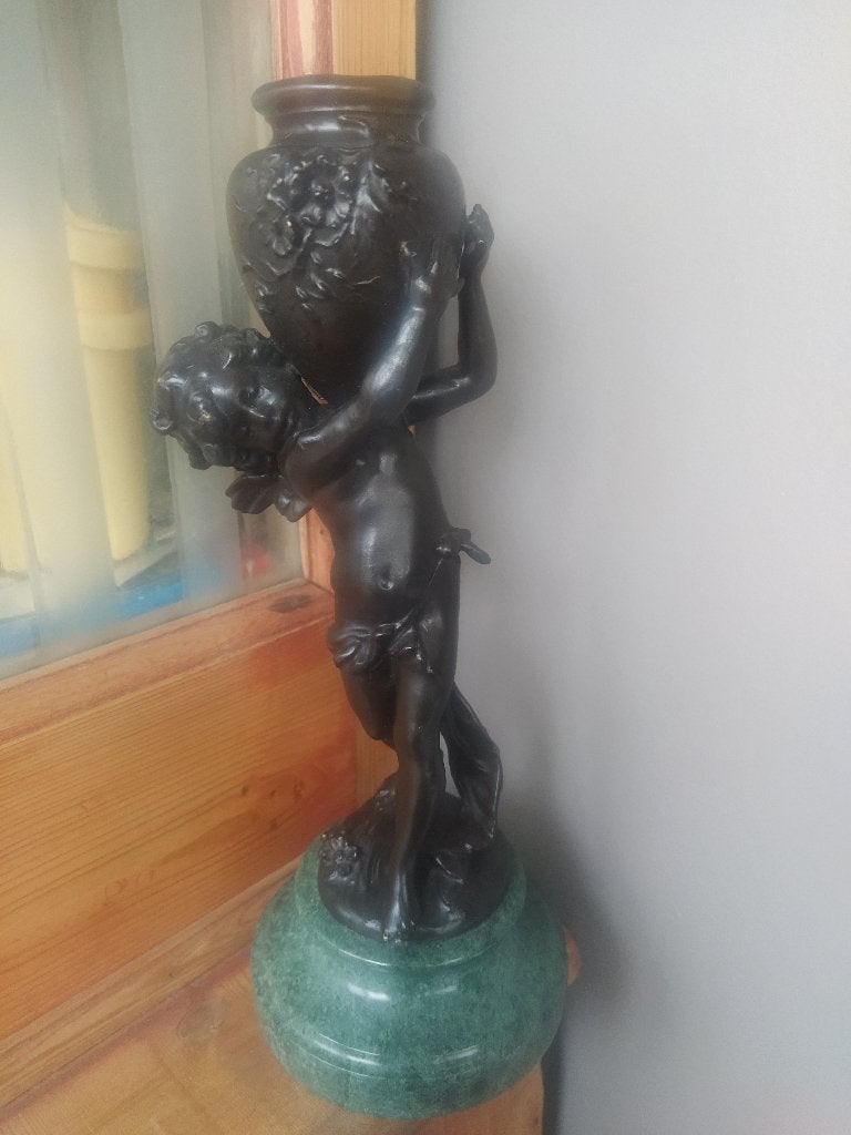 bronzen beeld op marmeren sokkel/Aug.Moreau, Enlèvement ou Envoi, Bronze