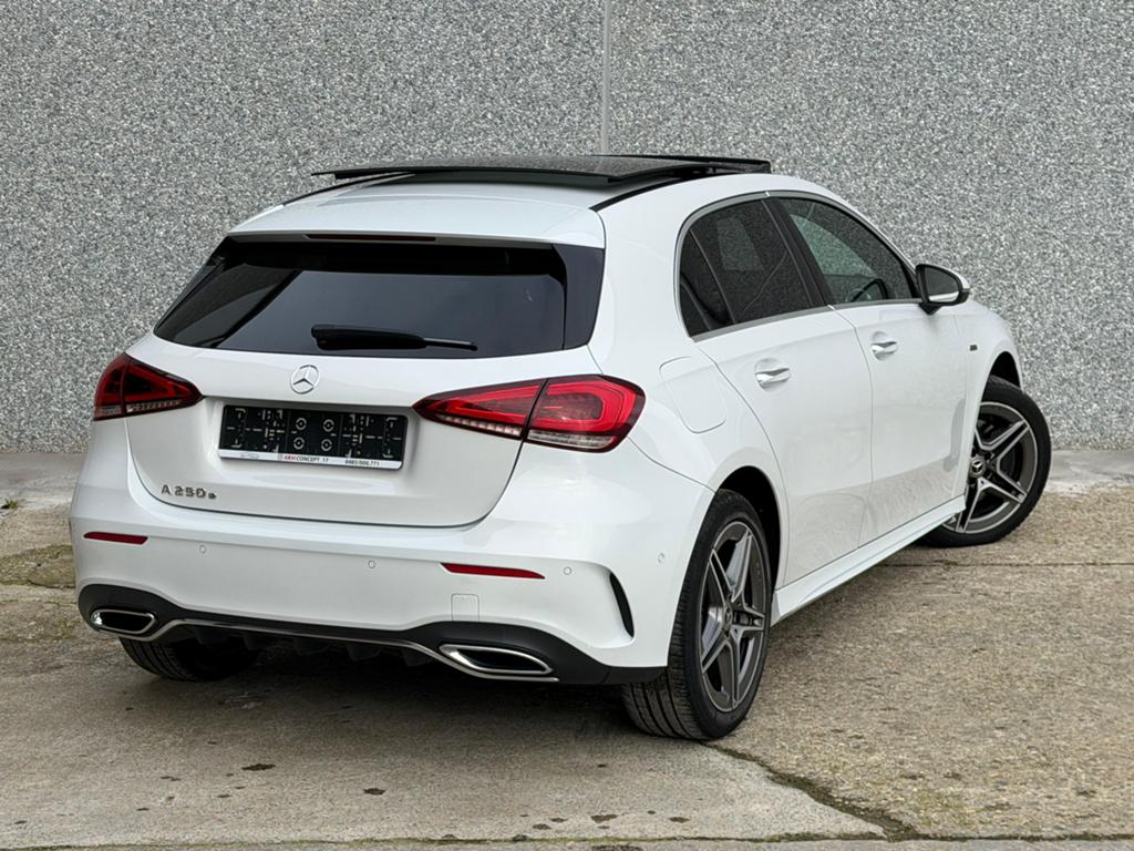 Mercedes-Benz A250e Hybride Pack AMG Pano/ Led/Cuir/Garantie, Auto's, Mercedes-Benz, Automaat, Euro 6, Wit, Bedrijf