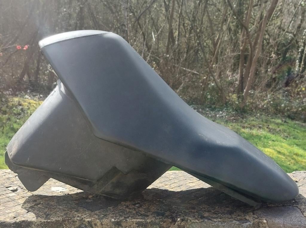 Stoel + kofferbak Peugeot Vivacity 1, Fietsen en Brommers, Ophalen of Verzenden, Gebruikt, Zadel, Peugeot