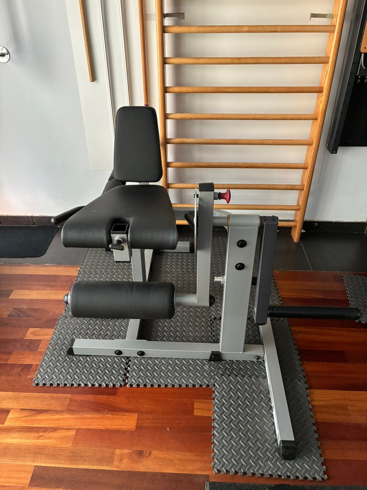 Body-Solid leg extension/leg curl machine, Sports & Fitness, Enlèvement, Comme neuf, Plaques d'haltères