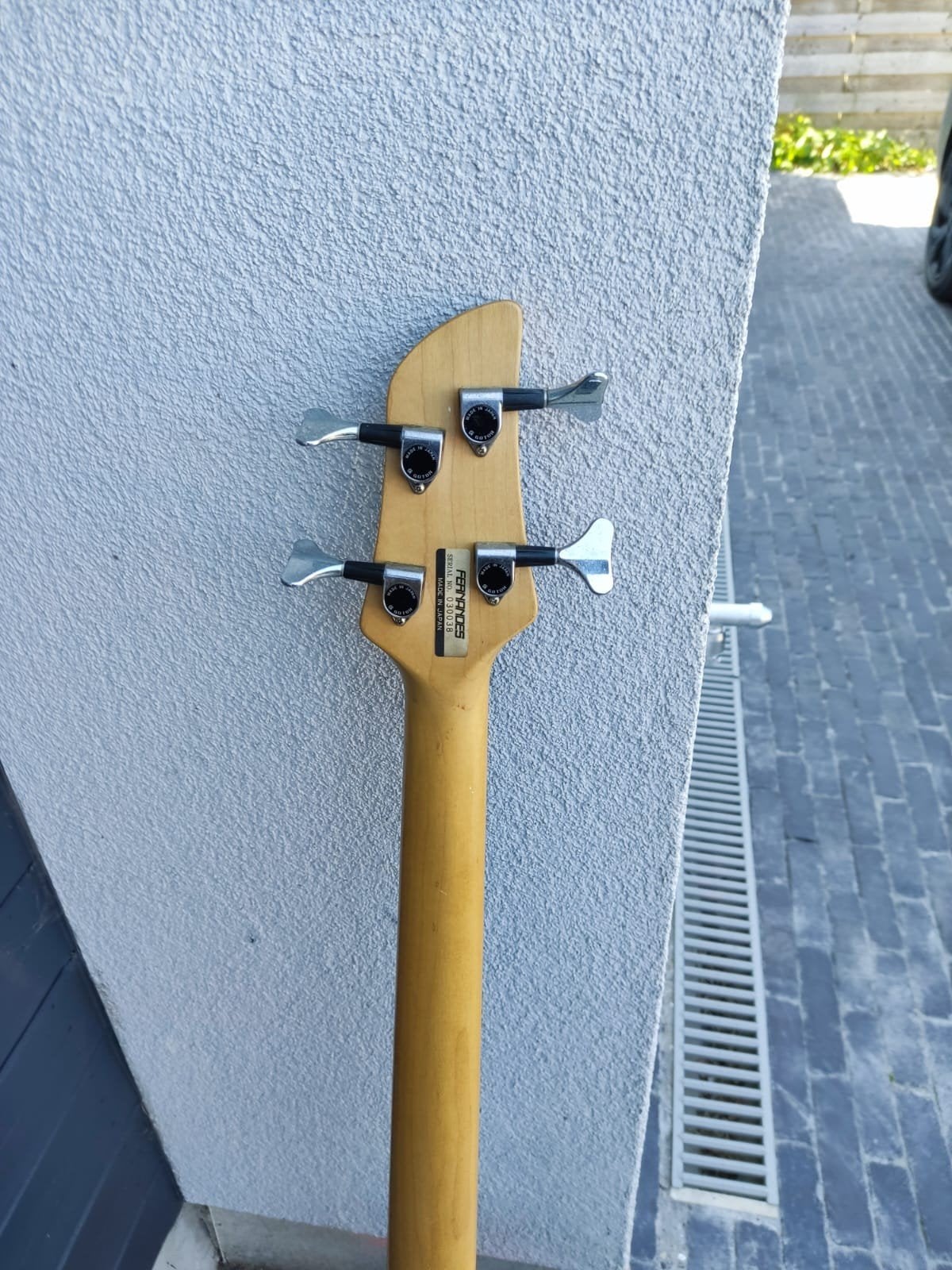 bass gitaar Fernandez, Ophalen