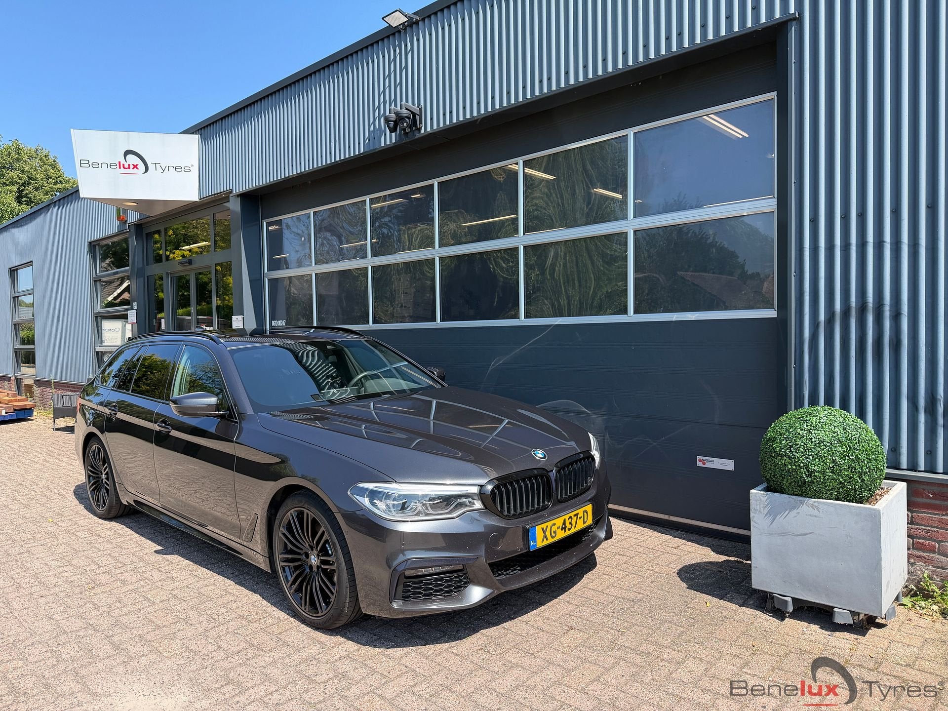 BMW 520  520i M-sport High Executive Panorma Aut Touring 184, Argent ou Gris, 140 g/km, Entreprise, Noir