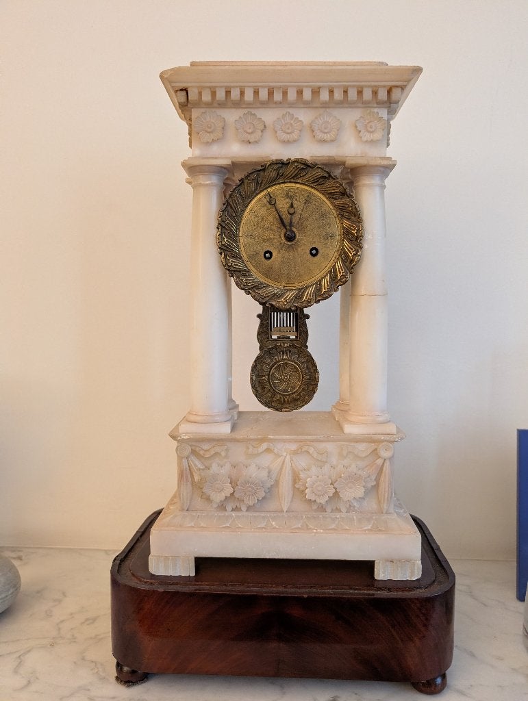 Pendule antique en albâtre, Enlèvement