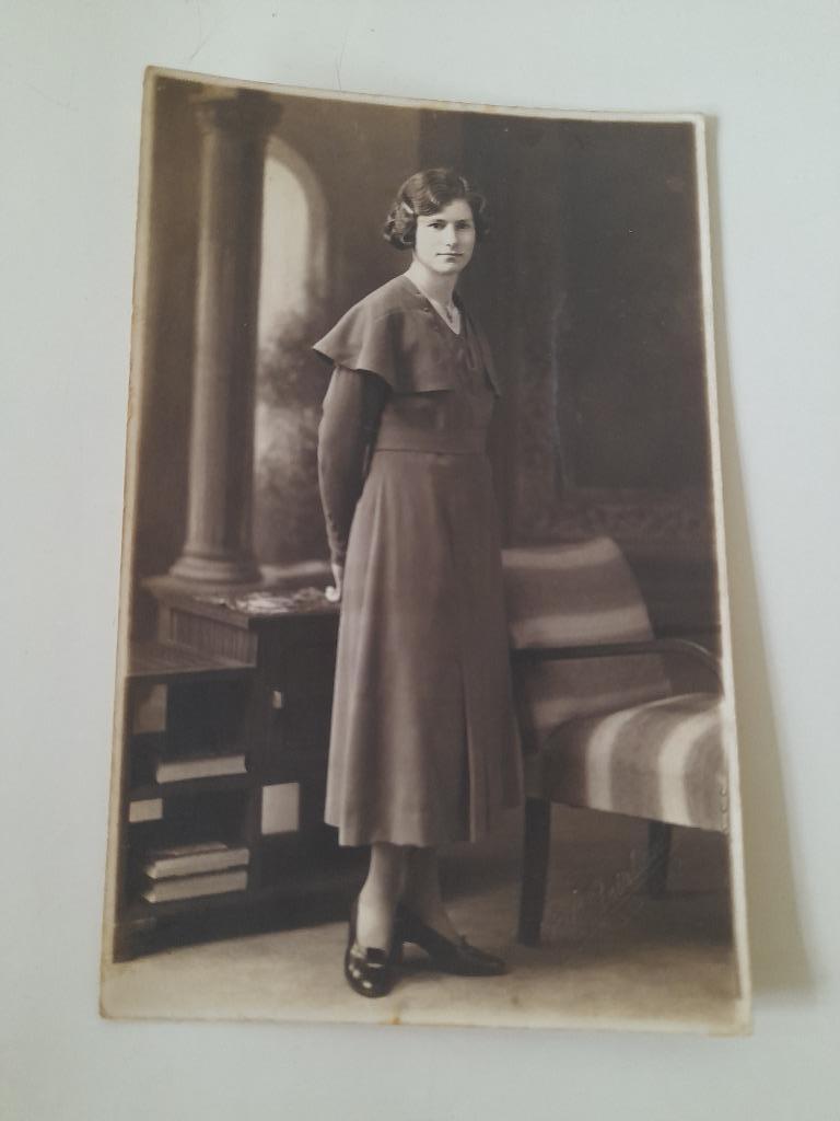 Carte postale - portrait en studio d'une jeune femme, 1934, Enlèvement ou Envoi, 1920 à 1940, Non affranchie
