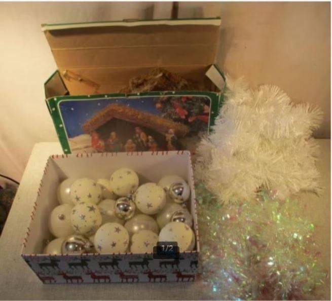 Belle crèche de Noël en bois avec des boules et guirlandes, Divers, Enlèvement ou Envoi, Comme neuf