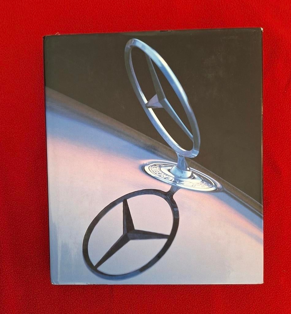Mercedes levert een encyclopedie van 650 pagina's op groot f, Boeken, Ophalen of Verzenden, Zo goed als nieuw, Algemeen