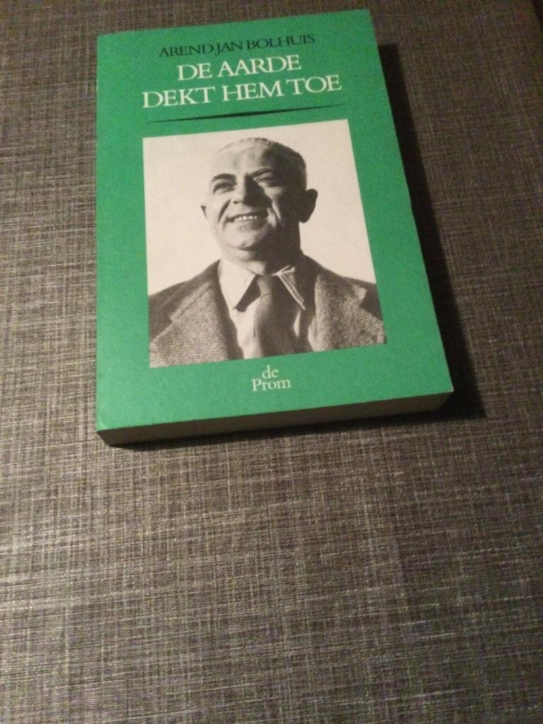 De aarde dekt hem toe, Boeken, Overige Boeken, Zo goed als nieuw, Ophalen of Verzenden