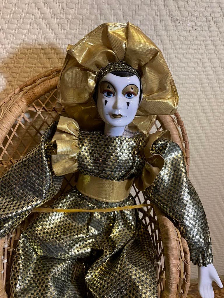 PIERROT EN PORCELAINE SUR CHAISE EN OSIER 20 CM, Antiquités & Art, Enlèvement ou Envoi