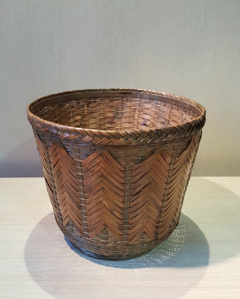 Vintage Bamboe Cache-Pot – Visgraatmotief – Jaren '70, Overige materialen, Gebruikt, Schaal, Rond
