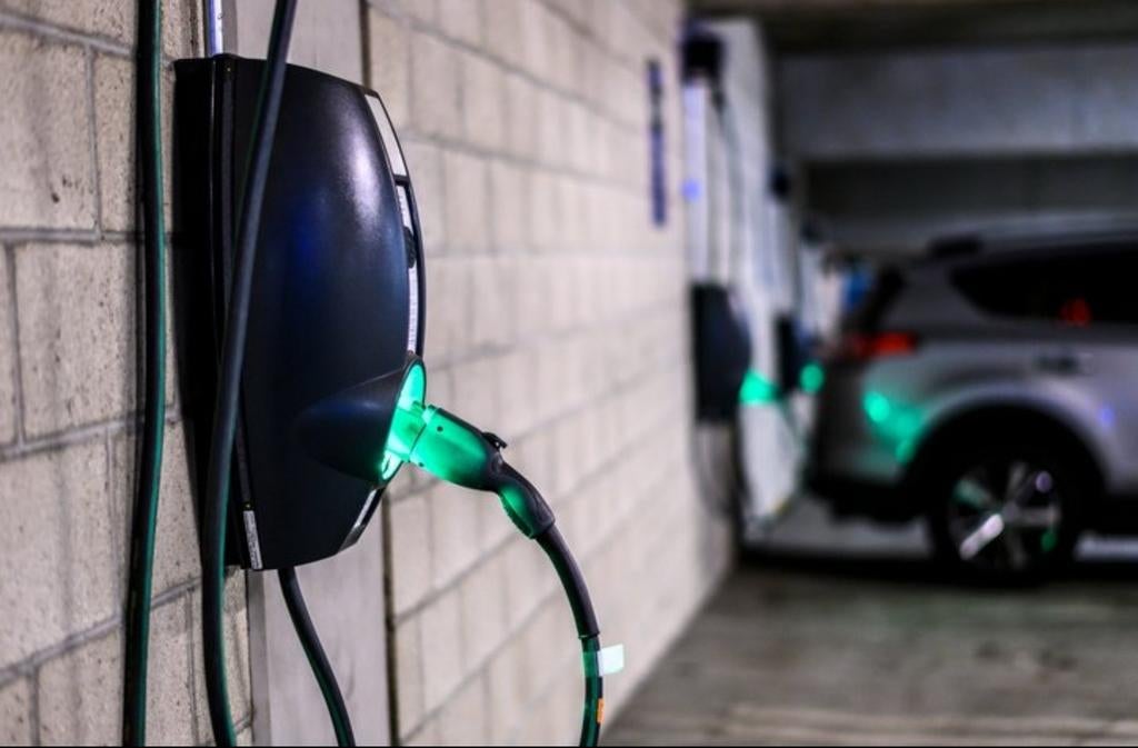 Secure parking spot with EV charging station, Autos : Divers, Coffres de toit, Enlèvement