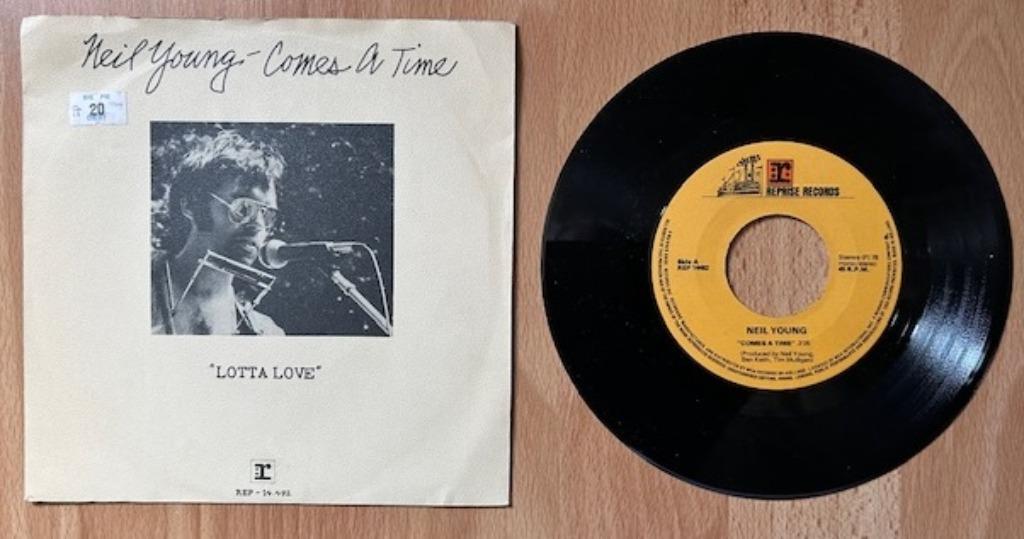 45T SINGLE NEIL YOUNG - COMES A TIME/LOTTA LOVE, 7 inch, Single, Ophalen of Verzenden, Zo goed als nieuw