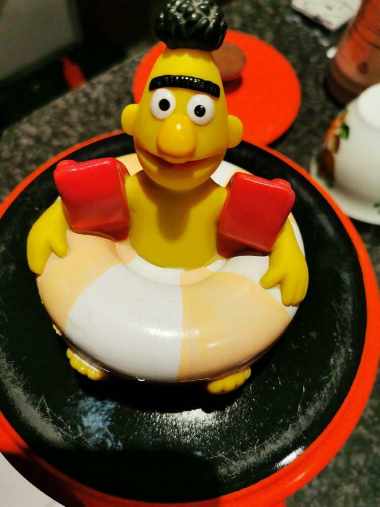 Ernie gaat zwemmen met zwembandjes 1995 sesamstrass Muppets, Verzamelen, Ophalen of Verzenden, Zo goed als nieuw