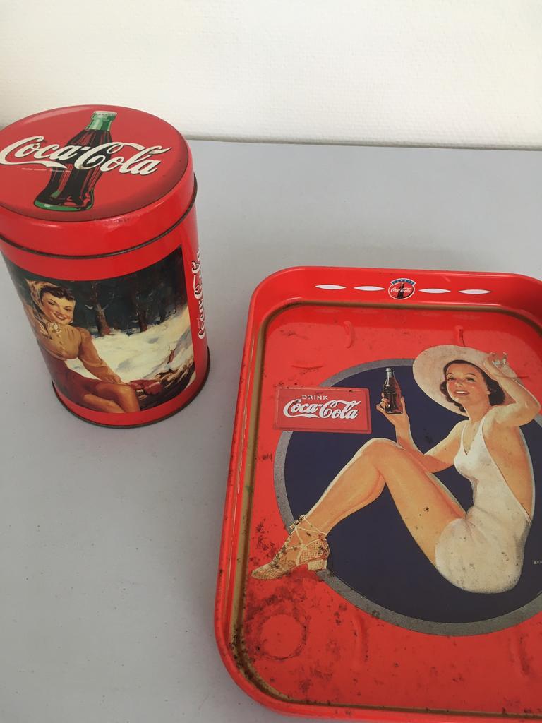 Lot (2) COCA COLA: blikken doos + dienblad., Enlèvement