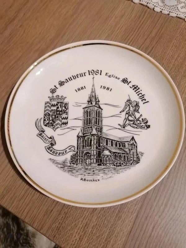 Decoratief bord : Eglise St Michel / St Sauveur / 1881-1981, Antiquités & Art, Envoi