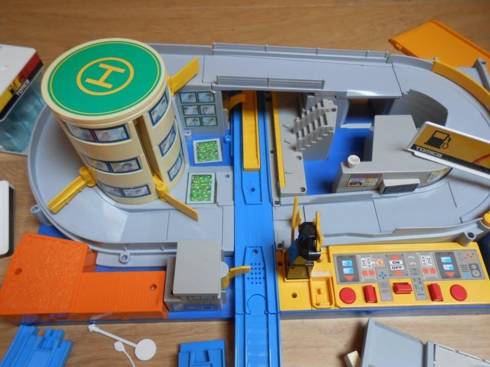circuit rails route et garage parking vintage Tomy Tomica, Ophalen, Gebruikt