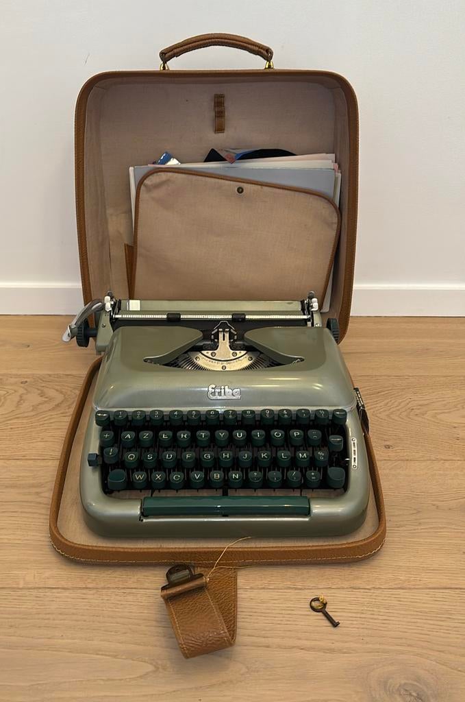 Erika Model 10 portable typewriter 1950’, Enlèvement ou Envoi, Utilisé