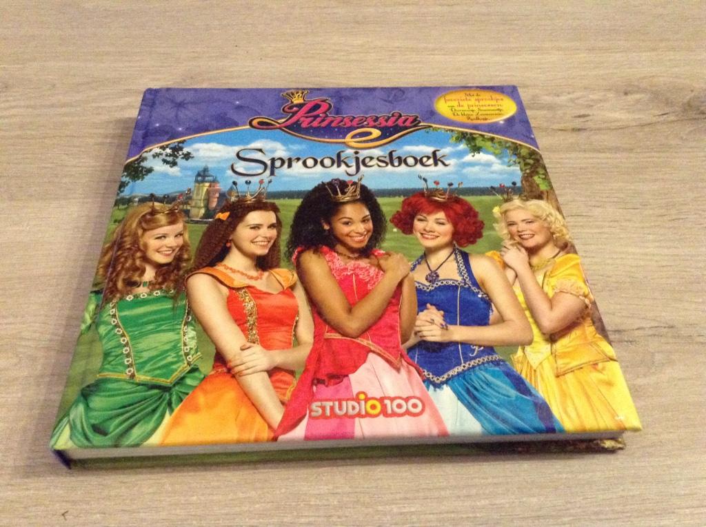 Livre de contes de fées Studio 100 Prinsessia (2016), Garçon ou Fille, Comme neuf, Contes (de fées), 4 ans