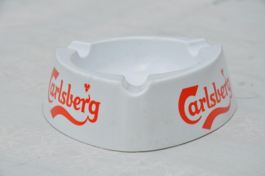 cendrier publicitaire carlsberg triangulaire blanc et rouge, Collections, Enlèvement ou Envoi, Comme neuf, Autres types