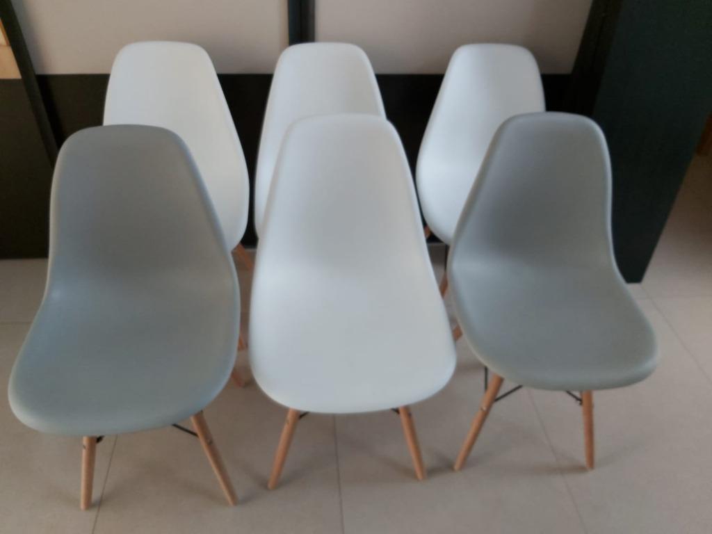 Chaises (vente à l'unité) reste deux grises et deux blanches, Maison & Meubles, Chaises, Bois, Autres couleurs, Enlèvement, Utilisé