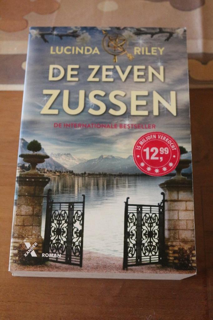 *De zeven zussen - Lucinda Riley, Boeken, Romans, Zo goed als nieuw, Europa overig, Ophalen of Verzenden