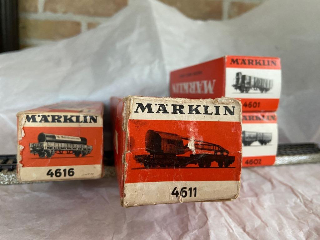 Märklin : 4 wagons de marchandises en octobre, Analogique, Enlèvement ou Envoi, Courant alternatif, Wagon