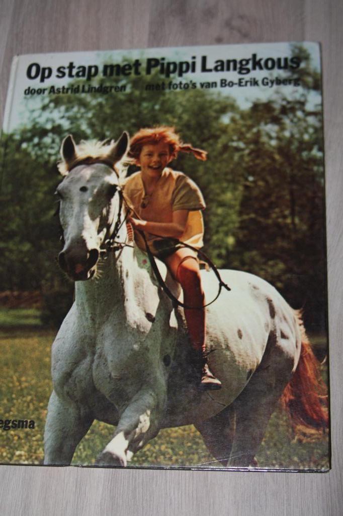 foto Boek , Op stap met Pippi Langkous ,Astrid Lindgren 1972, Verzamelen, Ophalen of Verzenden, Gebruikt, Tv, Overige typen